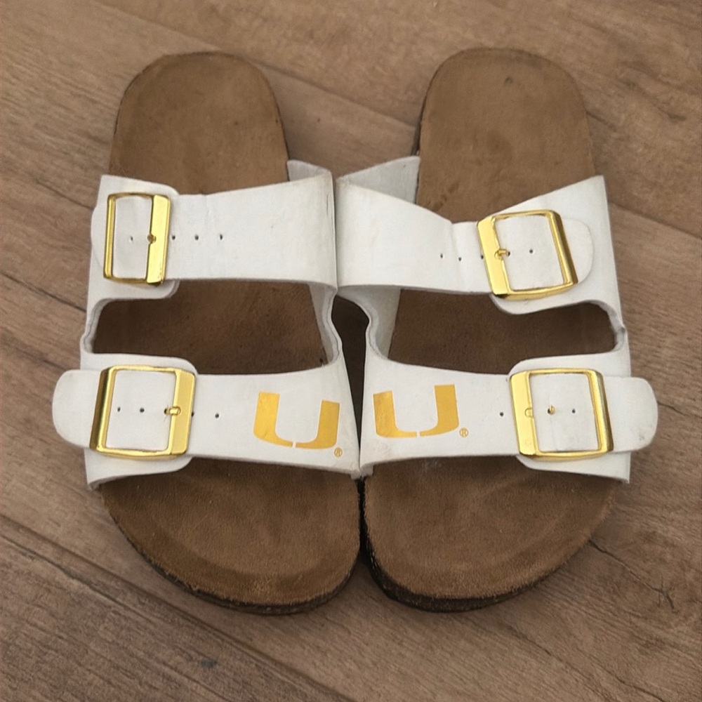 UM sandals